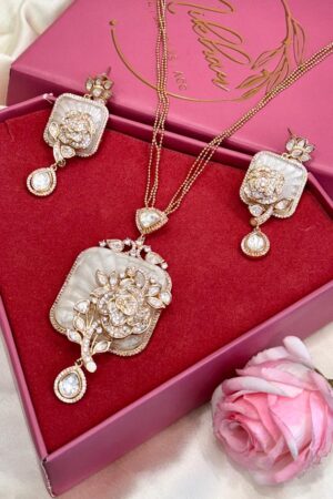 Mother Of Pearls Moissanite AD Flower Gold Polish Pendant Set